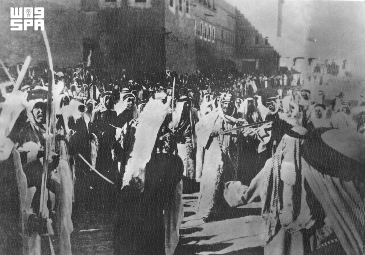من ساحات الإقدام إلى احتفالات اليوم الوطني.. حكاية العرضة السعودية كما توثقها دارة الملك عبدالعزيز