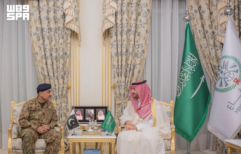 Prince Khalid bin Salman and Field Marshal Asim Munir Discuss Attacks on Makkah and Saudi Facilities