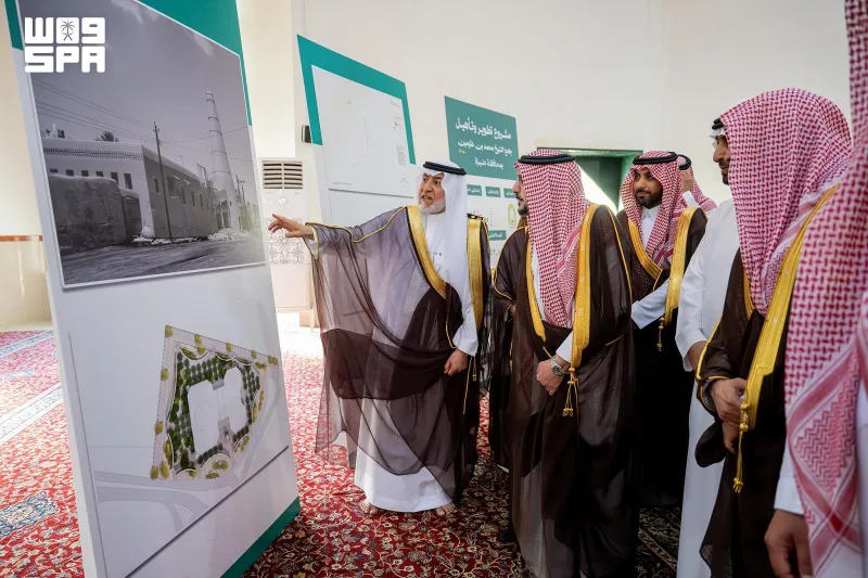 أمير القصيم يقف على أعمال تطوير جامع الشيخ ابن عثيمين في عنيزة