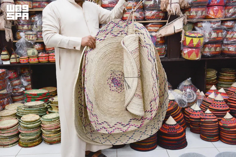 من سعف النخيل إلى السلال والمراوح.. الخوص حرفة نجرانية تقاوم الزمن