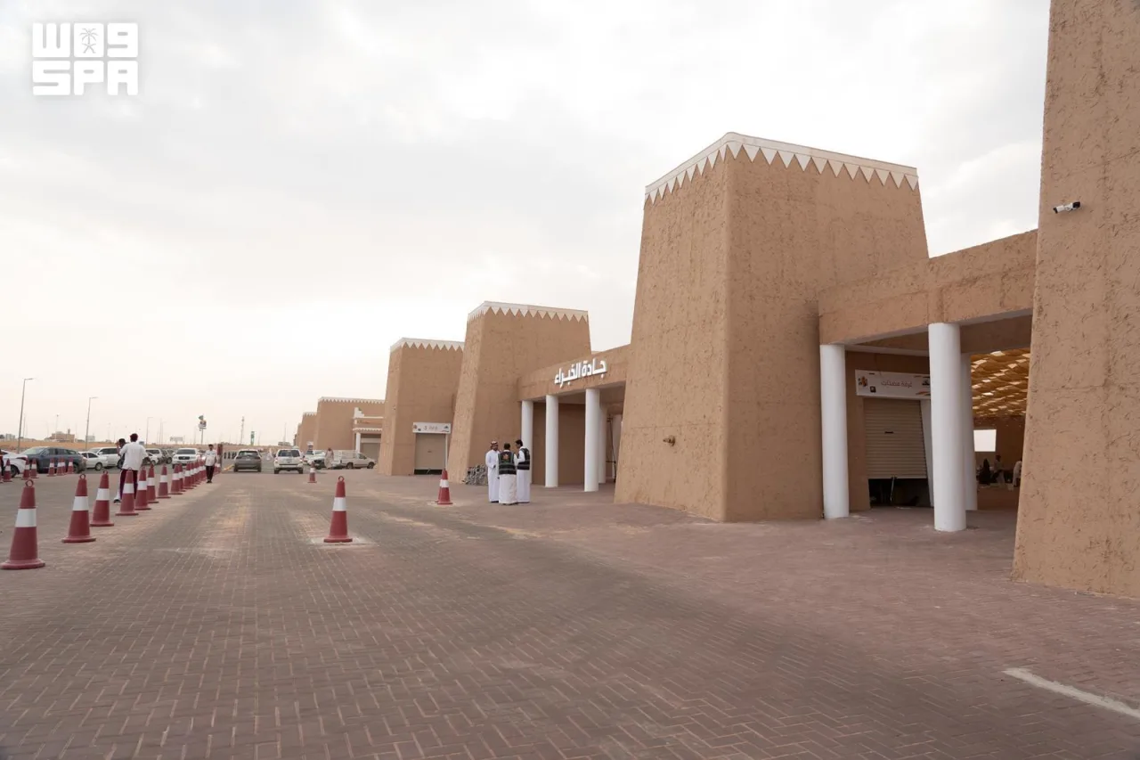 160 محلًا على طريق القصيم – المدينة.. جادة الخبراء وجهة للتسوق والتمور والتراث