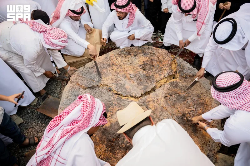 تحت الجمر والرماد.. "الخبزة المقناة" تجذب زوار مهرجان الأطاولة