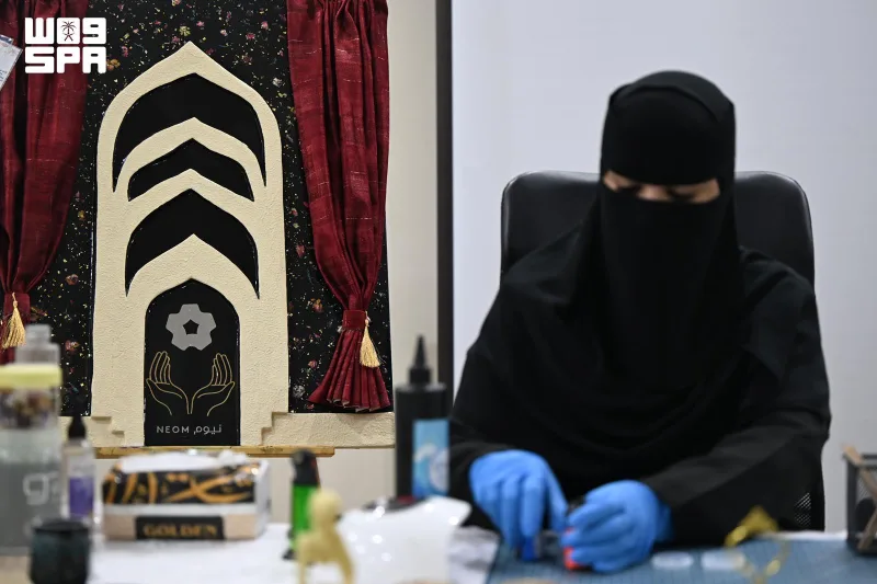«الريزن» في تبوك.. حرفة تحبس الزهور والرمال والأصداف في قطع فنية شفافة