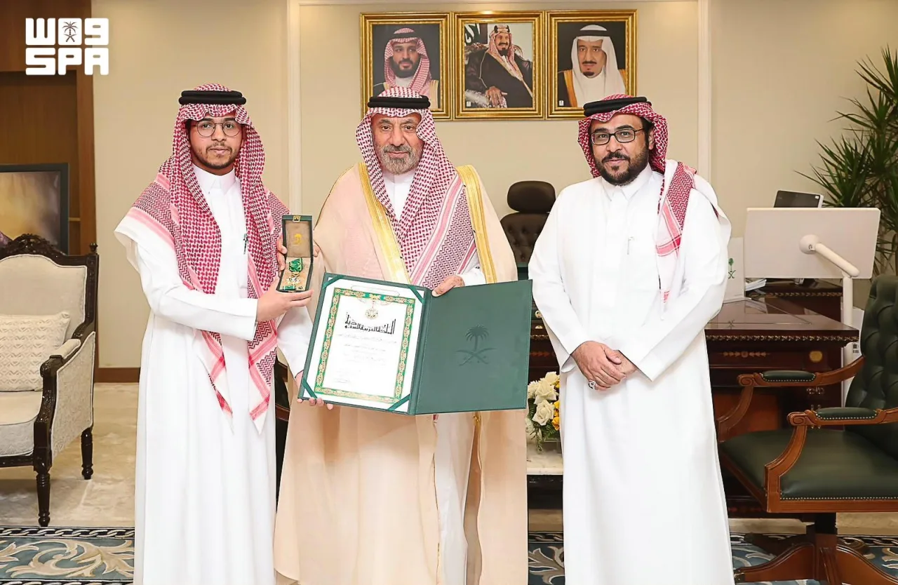 وسام الملك عبدالعزيز لمواطن تبرع بجزء من كبده لجده في نجران