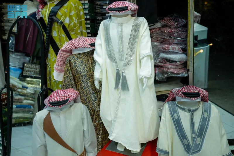 أطفال بأزياء الأجداد.. الزي التراثي السعودي يضفي البهجة على صباح العيد