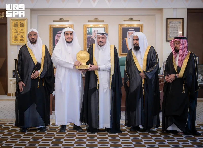 أمير القصيم يحتفي بعمر الصبيح بطل الفرع الثاني في مسابقة الملك عبدالعزيز الدولية للقرآن