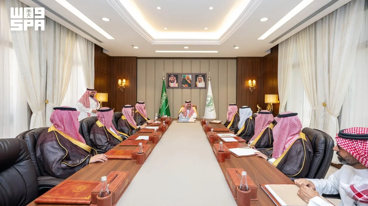 أمير حائل يجتمع بمسؤولي الجهات الحكومية لبحث الاستعداد لموسم حائل وفرص الاستثمار