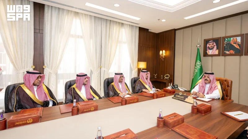 أمير حائل يجتمع بمسؤولي الجهات الحكومية لبحث الاستعداد لموسم حائل وفرص الاستثمار