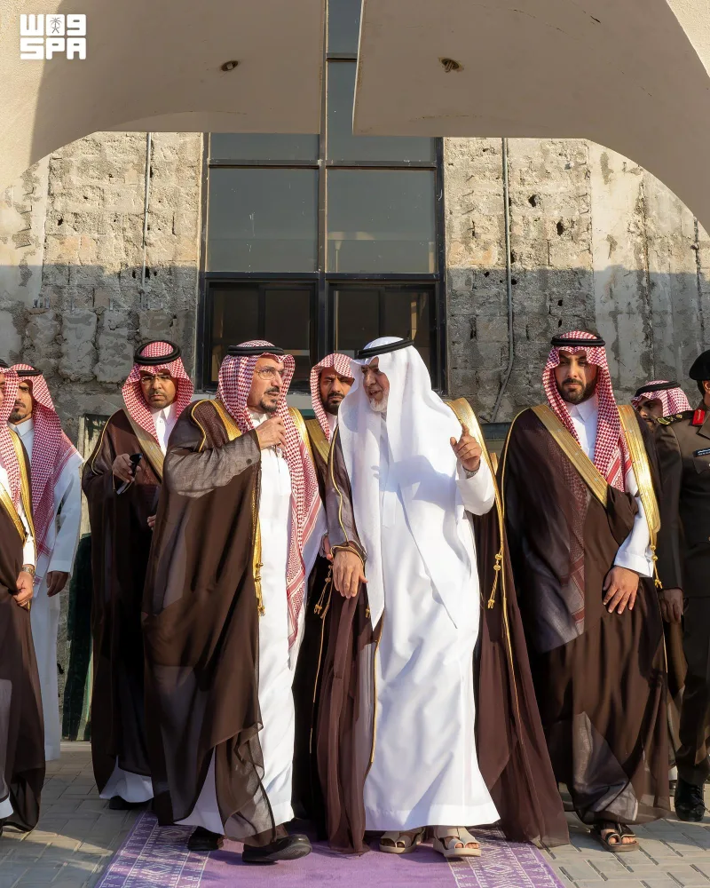 أمير القصيم يقف على أعمال تطوير جامع الشيخ ابن عثيمين في عنيزة