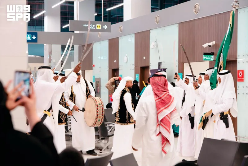 عرضة وهدايا في صالات السفر.. مطارات "التجمع الثاني" تحتفل باليوم الوطني مع المسافرين