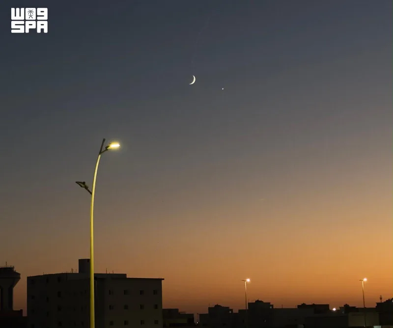 الزهرة تعانق الهلال المتزايد في الأفق الغربي لسماء المملكة