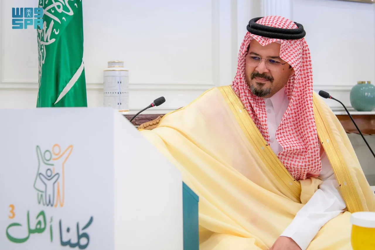 على مائدة واحدة.. أمير المدينة يفطر مع الأيتام ويطلق «كلنا أهل 3»