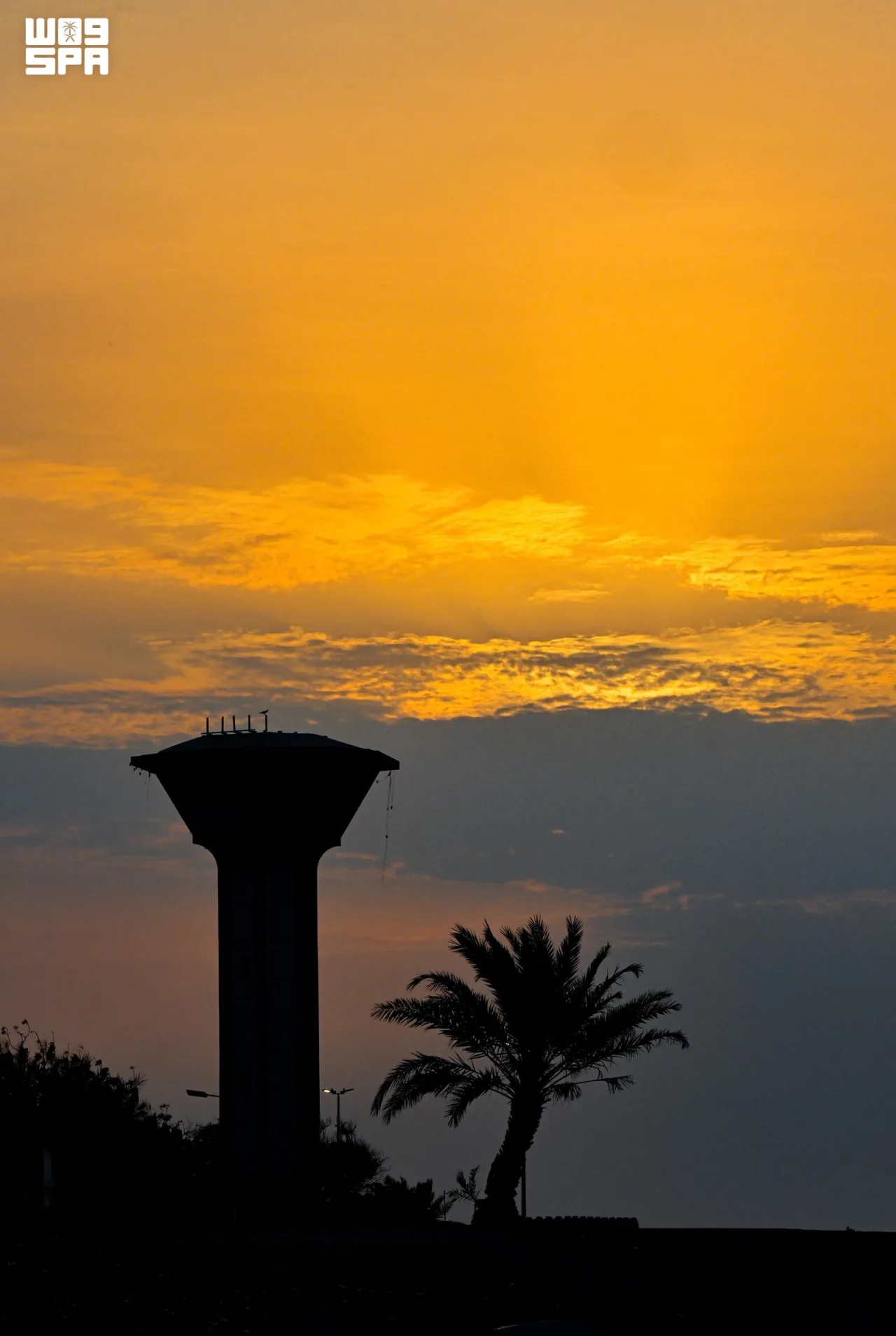 Au coucher du soleil, des « doigts de lumière » strient le ciel de Djeddah