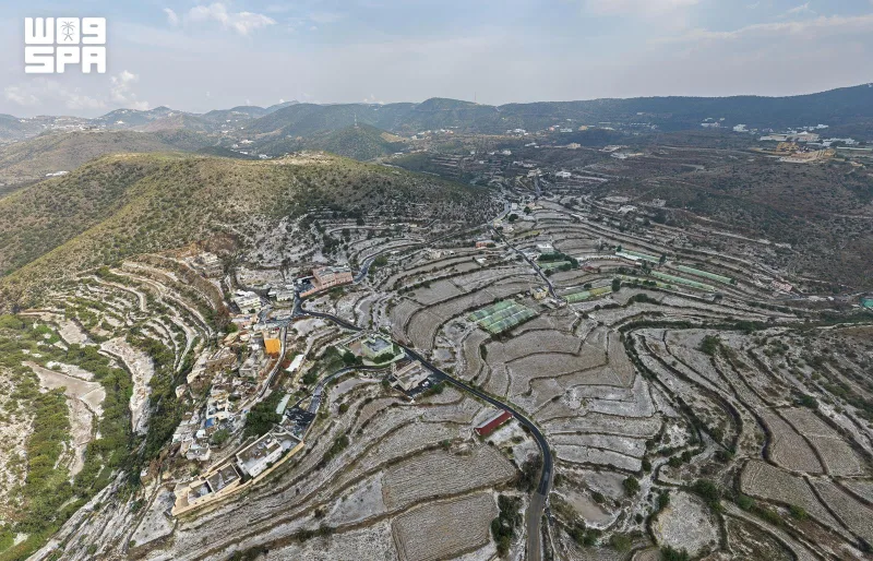 아시르 고원에 폭우와 우박…하얗게 덮인 산악 풍경에 주민·방문객 몰려
