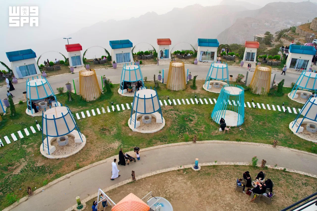 ‘Lady Cloud’ Lookout in Al-Mandaq Puts Tihama Plains at Visitors’ Feet