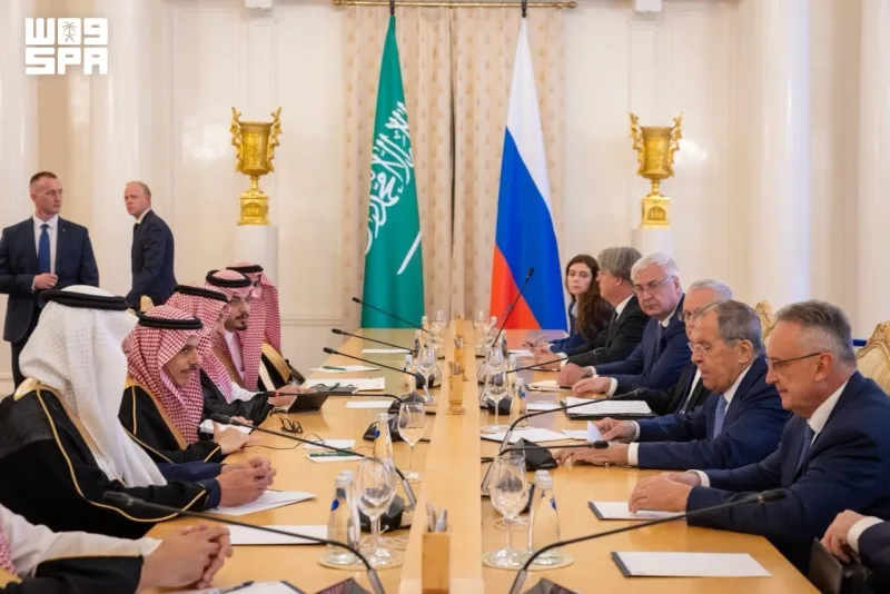 فيصل بن فرحان ولافروف يبحثان في موسكو العلاقات وأمن الملاحة في هرمز وباب المندب