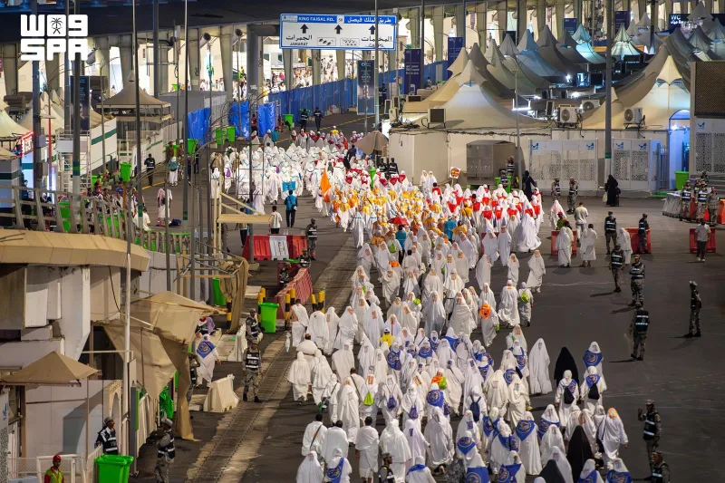 حجاج در نخستین روز عید قربان از مزدلفه به منا رفتند و جمره عقبه را رمی کردند