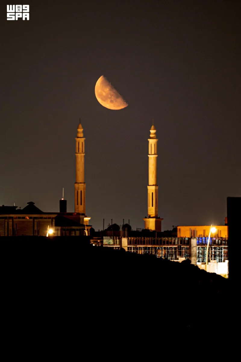 نصف القمر مضاء.. سماء المملكة تشهد التربيع الأخير لشهر صفر