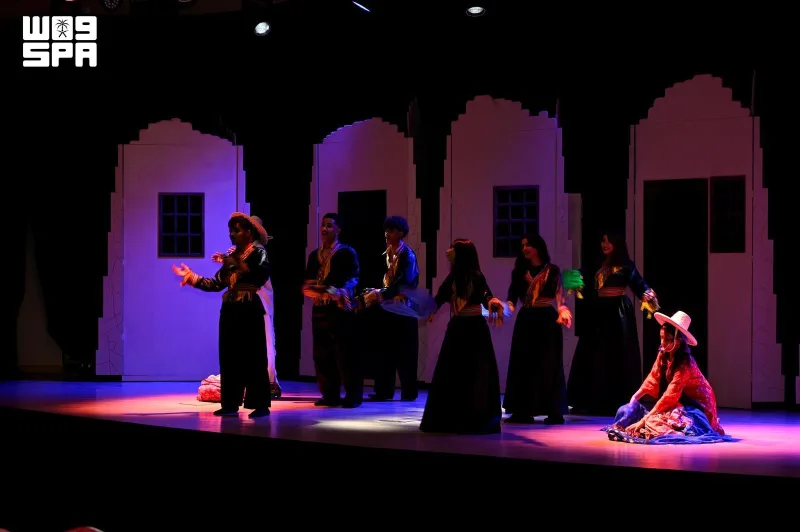 بائع متجول و«بقشة» غامضة.. «فَرّقْنا» تعيد القرية الجازانية القديمة إلى الخشبة بروح كوميدية