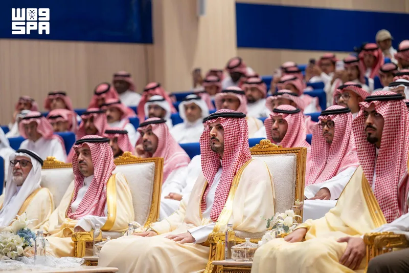 الأمير فواز بن سلطان يكرم الرعاة في ختام منتدى الطائف للهجن في التراث