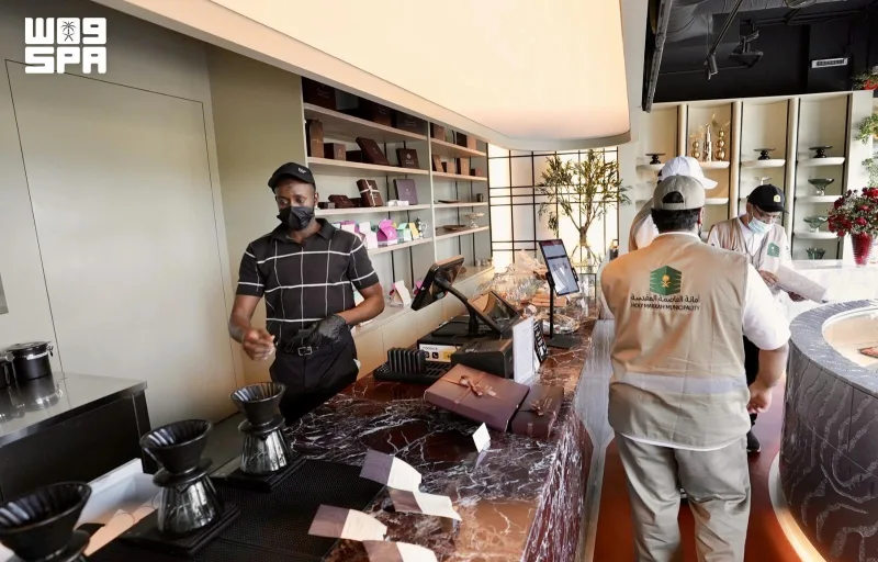 मक्का नगर निगम ने 600 से अधिक कैफ़े पर निरीक्षण अभियान तेज़ किया