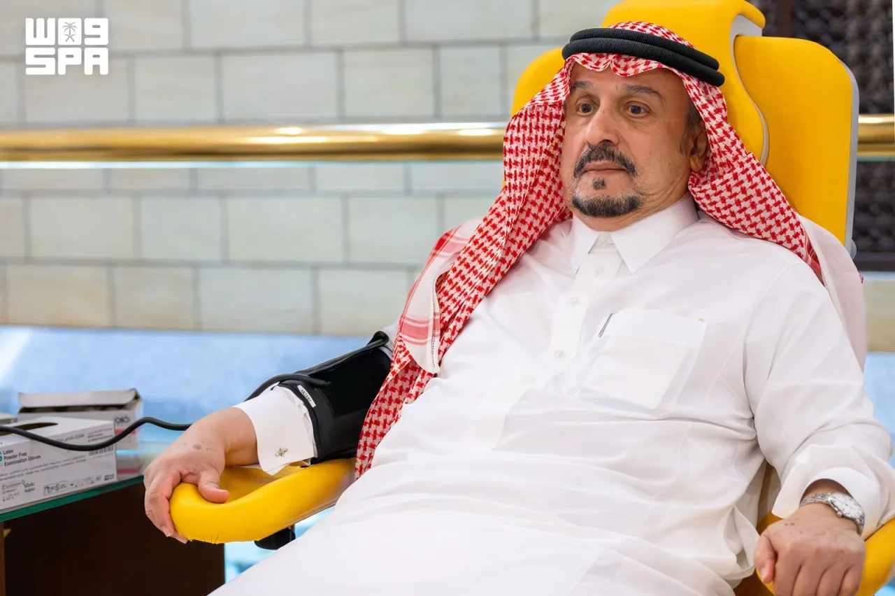 أمير الرياض يتبرع بالدم دعمًا للحملة الوطنية السنوية التي أطلقها ولي العهد