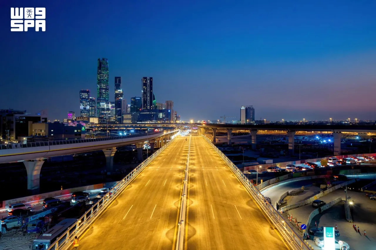 جسر طريق الثمامة الجديد يستقبل السيارات صباح الجمعة بعد ستة أشهر من العمل