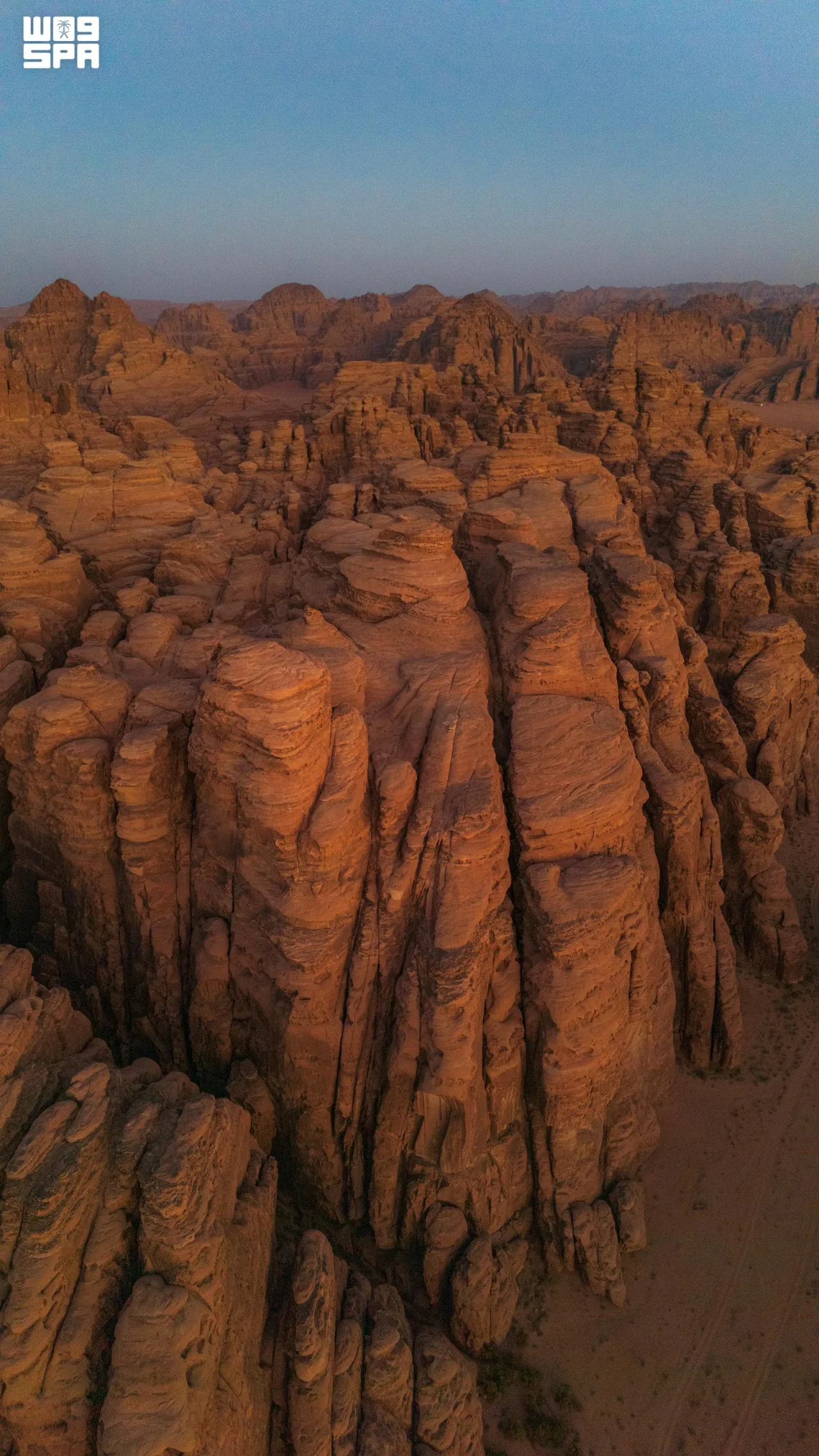 ممرات ومغارات جبال غرب تبوك.. وجهة لعشاق المغامرة والتصوير مع اعتدال الطقس