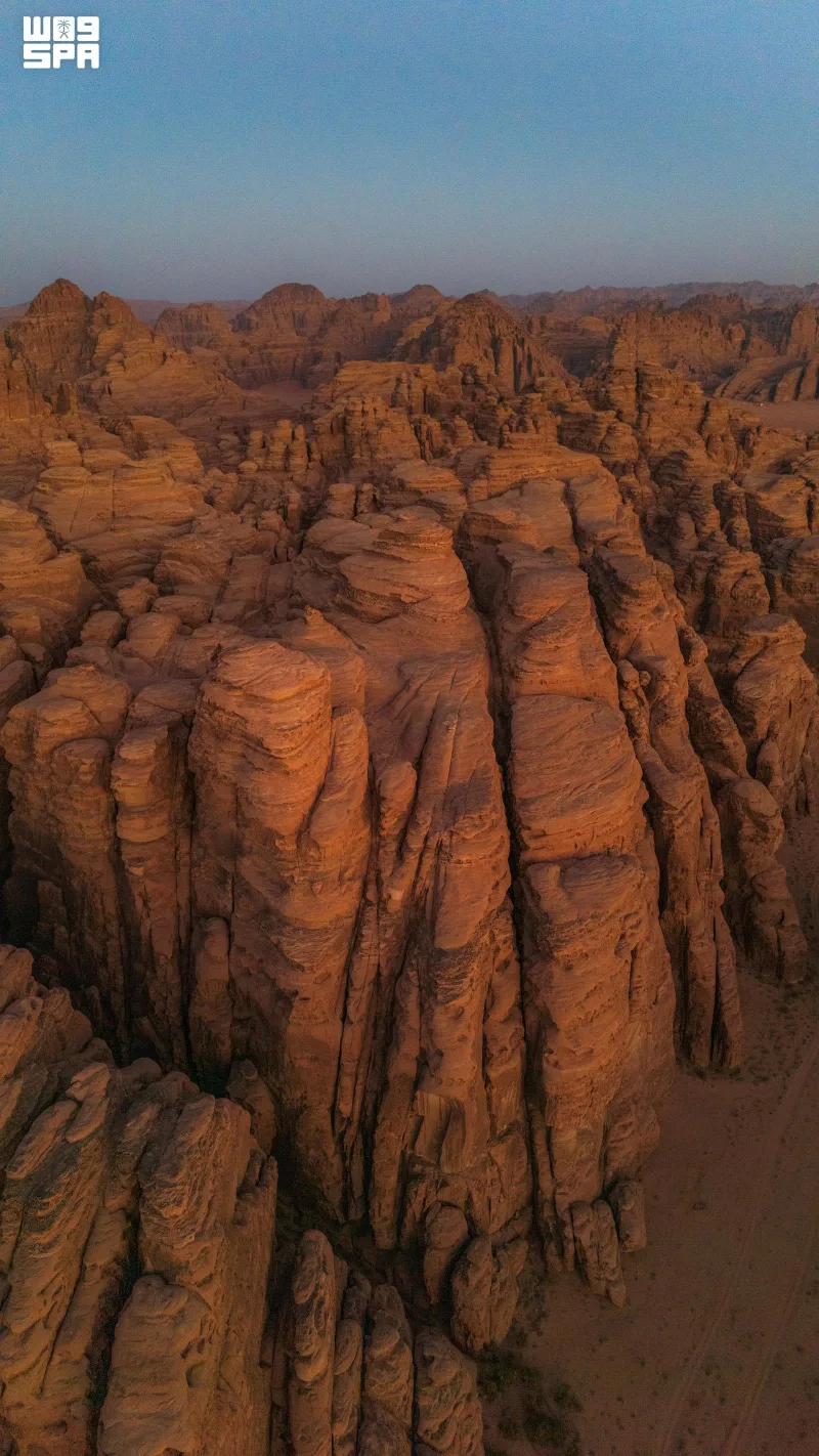 ممرات ومغارات جبال غرب تبوك.. وجهة لعشاق المغامرة والتصوير مع اعتدال الطقس