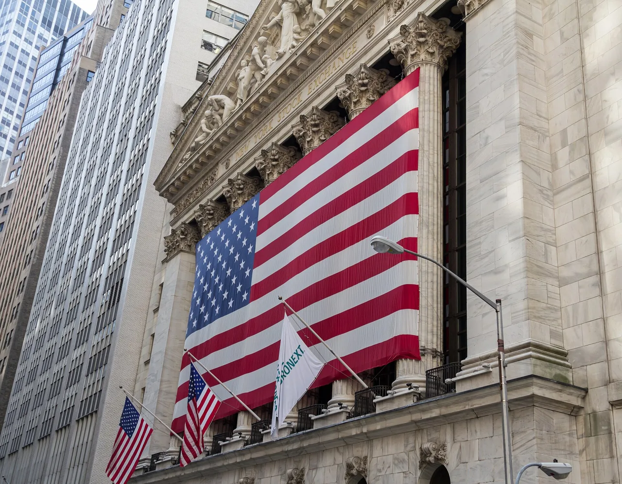 وول ستريت تنهي تداولات الخميس بأداء متباين وناسداك يتراجع 1.24%