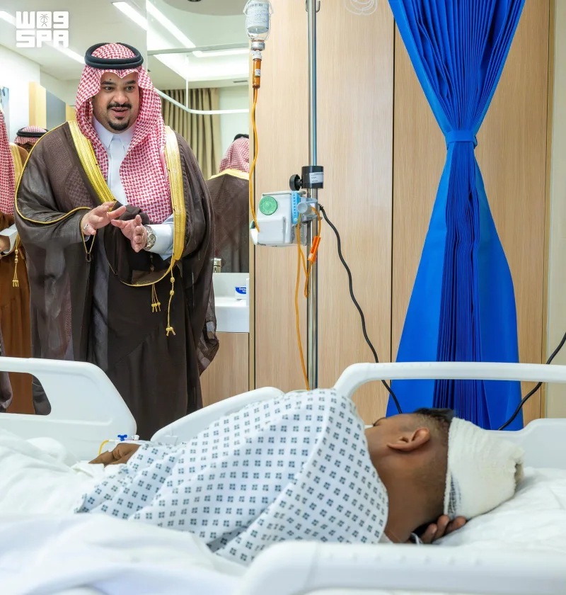 Riyad Vali Yardımcısı, terör örgütü Husilerin Kral Halid Havalimanı saldırısında yaralananları ziyaret etti