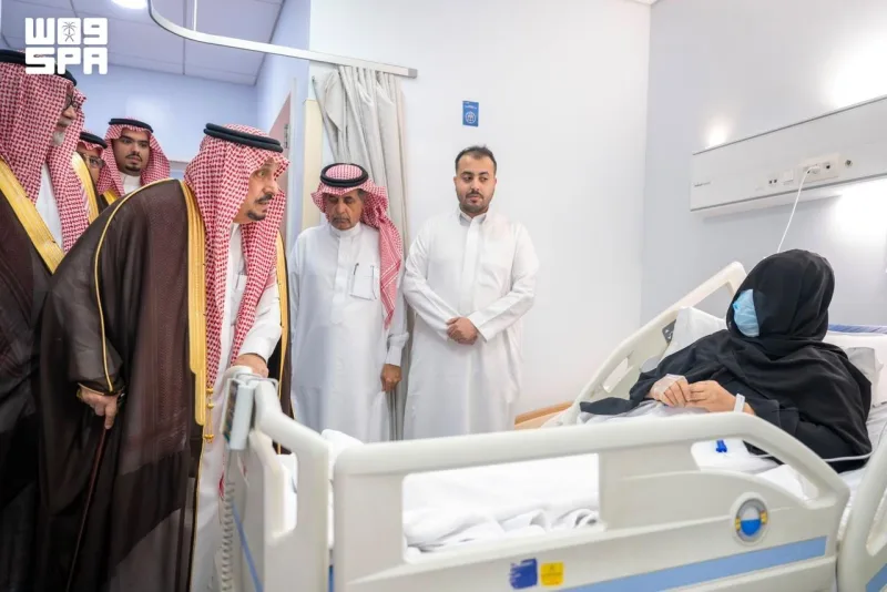 Riyad Valisi, terör örgütü Husilerin Kral Halid Havalimanı saldırısında yaralanan sivilleri ziyaret etti