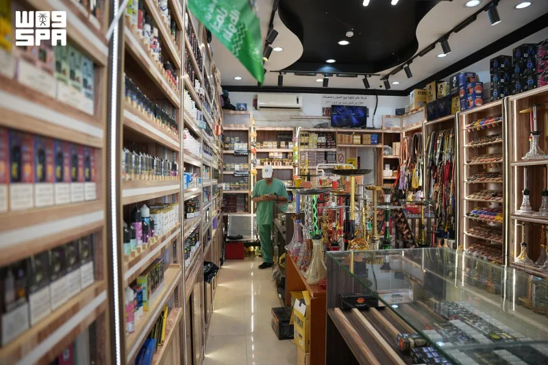 مصادرة 2302 عبوة سجائر إلكترونية منتهية الصلاحية ومجهولة المصدر في شمال الرياض