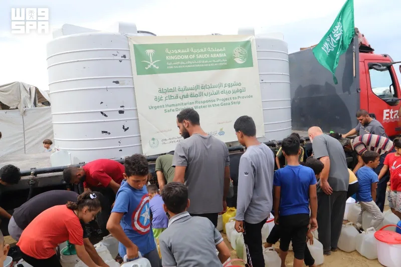 KSrelief, Gazze Şeridi'ndeki vilayetlere 500.000 litre güvenli içme suyu pompaladı