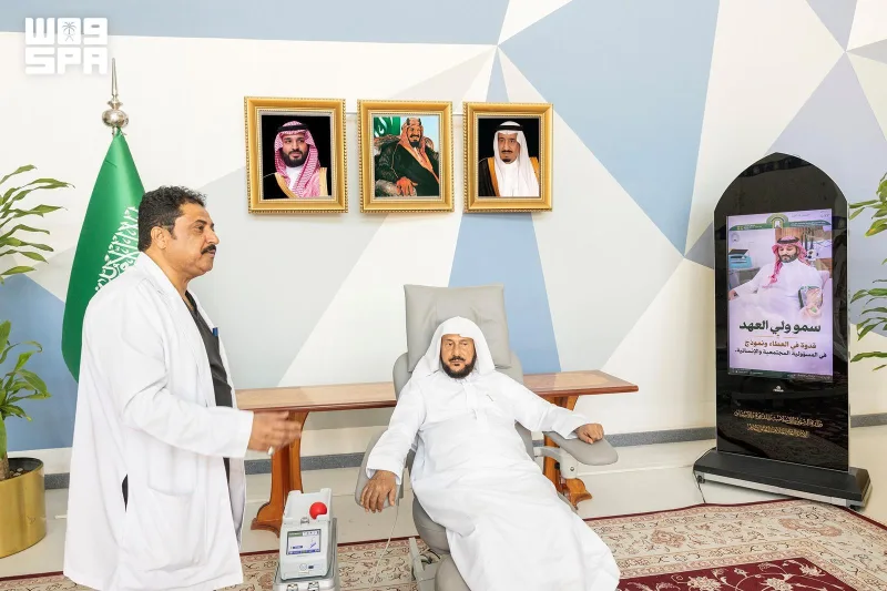 آل الشيخ يتبرع بالدم في مقر وزارة الشؤون الإسلامية تفاعلًا مع الحملة الوطنية