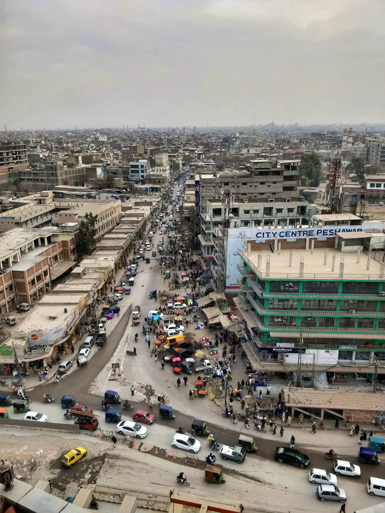 پشاور میں نجی اسکول کی چھت گرنے سے 35 افراد جاں بحق، بیشتر بچے