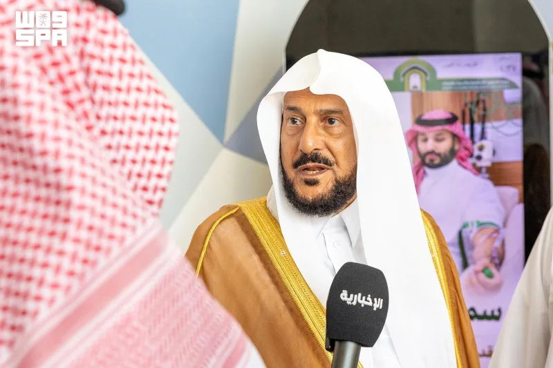 آل الشيخ يتبرع بالدم في مقر وزارة الشؤون الإسلامية تفاعلًا مع الحملة الوطنية