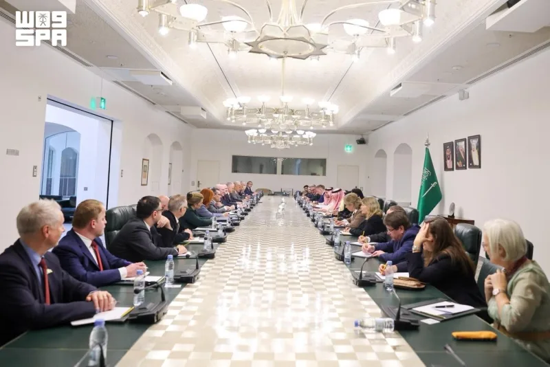الخریجی به سفیران اروپایی و آفریقایی: حملات حوثیها به عربستان جنایت جنگی است