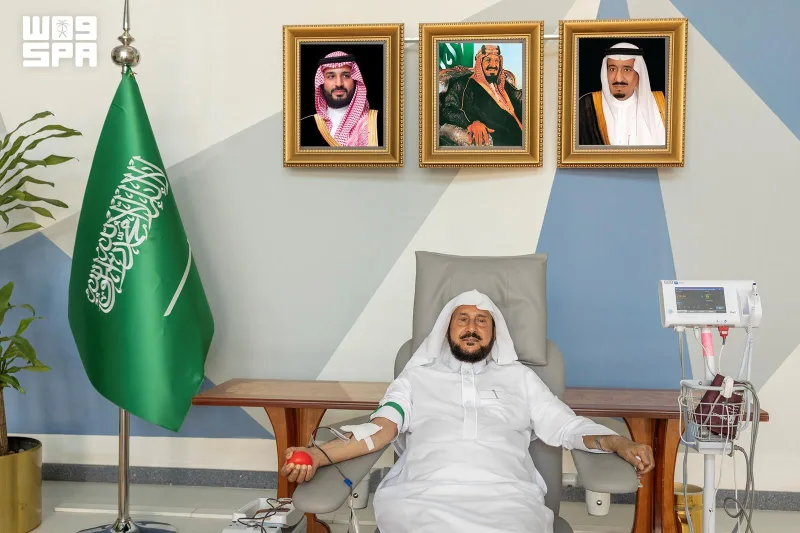 Islamic Affairs Minister gives blood at ministry drive in support of national campaign