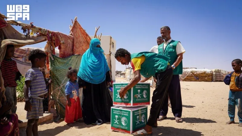 مركز الملك سلمان للإغاثة يقدم 240 سلة غذائية لأسر في بيحان وعتق بشبوة