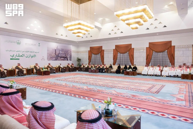 أمير الرياض يسلّم أول دفعة من أراضي برنامج التوازن العقاري في النخيل والملقا والقيروان