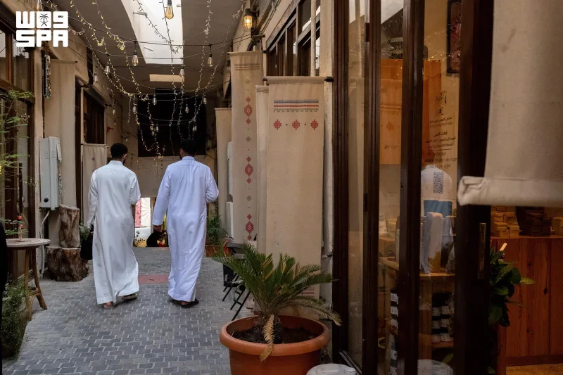 ورش حية في «زاوية 97» تعرّف زوار جدة التاريخية بمراحل صناعة الحرف اليدوية