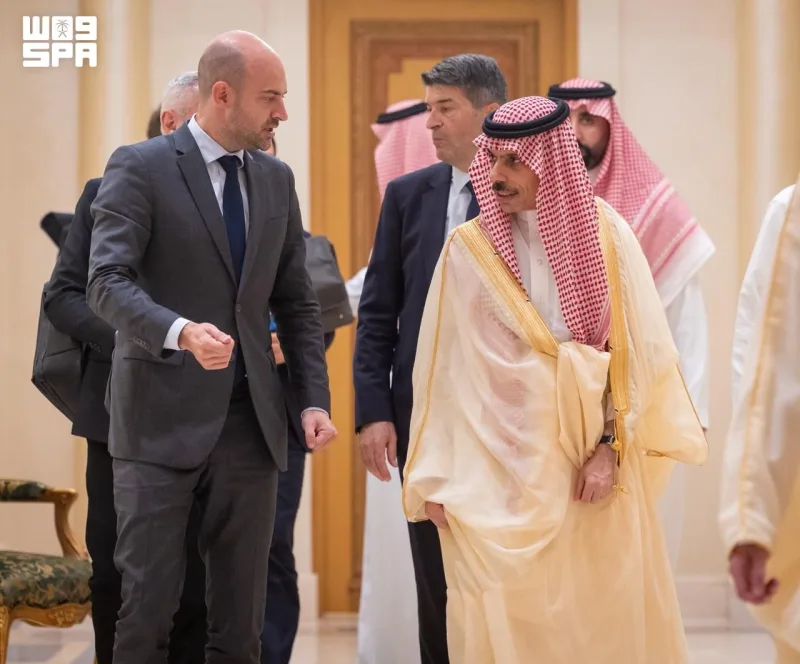 فيصل بن فرحان يستقبل وزير الخارجية الفرنسي وباريس تجدد إدانتها لاعتداءات جماعة الحوثيين الإرهابية