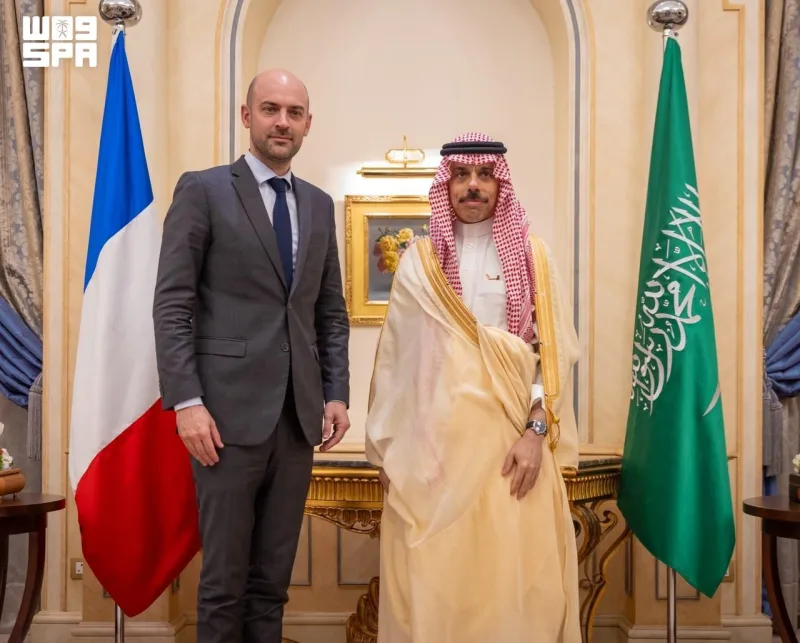 فيصل بن فرحان يستقبل وزير الخارجية الفرنسي وباريس تجدد إدانتها لاعتداءات جماعة الحوثيين الإرهابية