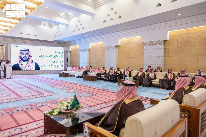 أمير الرياض يسلّم أول دفعة من أراضي برنامج التوازن العقاري في النخيل والملقا والقيروان