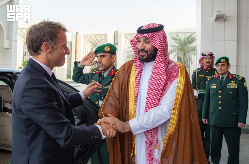 ولي العهد والرئيس الفرنسي ماكرون يبحثان في الرياض العلاقات الاستراتيجية والأوضاع الإقليمية