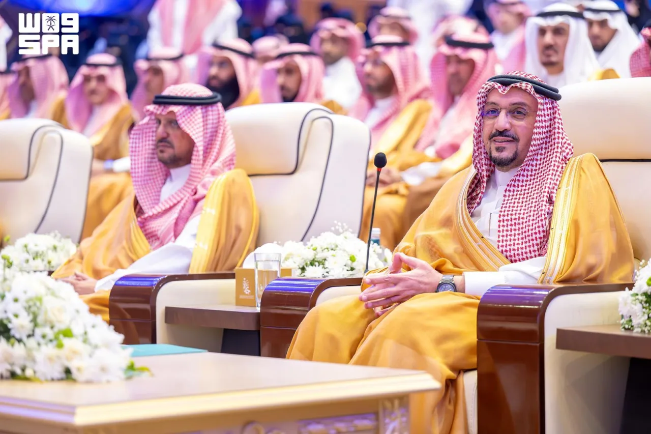 أمير القصيم يكرّم 22 فائزًا في النسخة الأولى من جائزته للعمل التطوعي