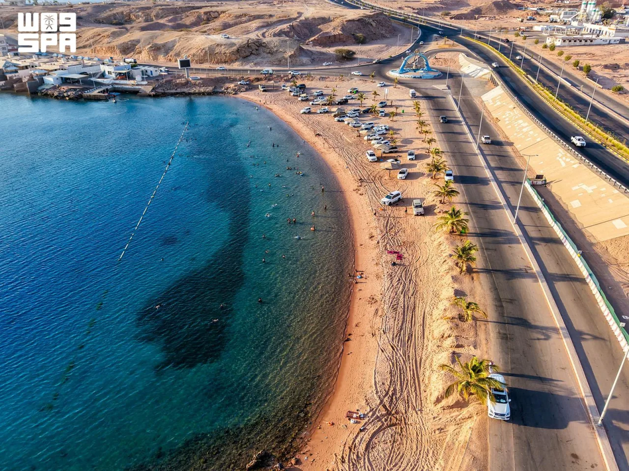 شاطئ «أم عنم» في حقل.. اسم مستمد من أشجار العنم ومياه فيروزية تجذب الزوار